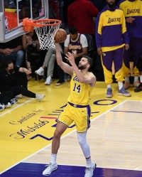 开云体育官方-东契奇：克莱伯做了很多数据统计外的事情 我很享受和他并肩作战