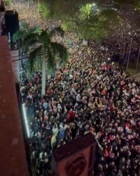 时隔十六年再度晋级世界杯，巴拉圭街头夜晚万人空巷进行庆祝