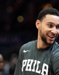 开云体育官方-西蒙斯肥皂剧仍在继续 新赛季留队可能性增大？