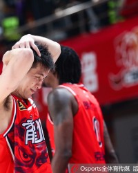 开云体育平台-担架车送出场！媒体人:郭艾伦伤势严重 膝盖往上发力时碰到强对抗